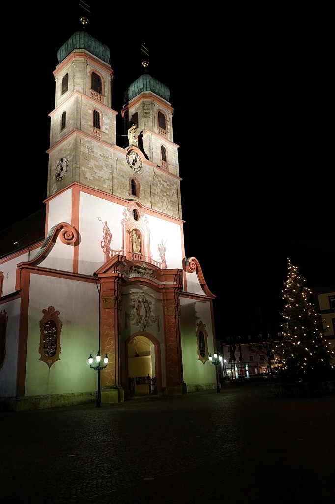 Bad Sckingen - Mnsterplatz. Das mchtige St. Fridolinsmnster in voller Gre angestrahlt, ein wunderbarer Anblick. 24.12.2013