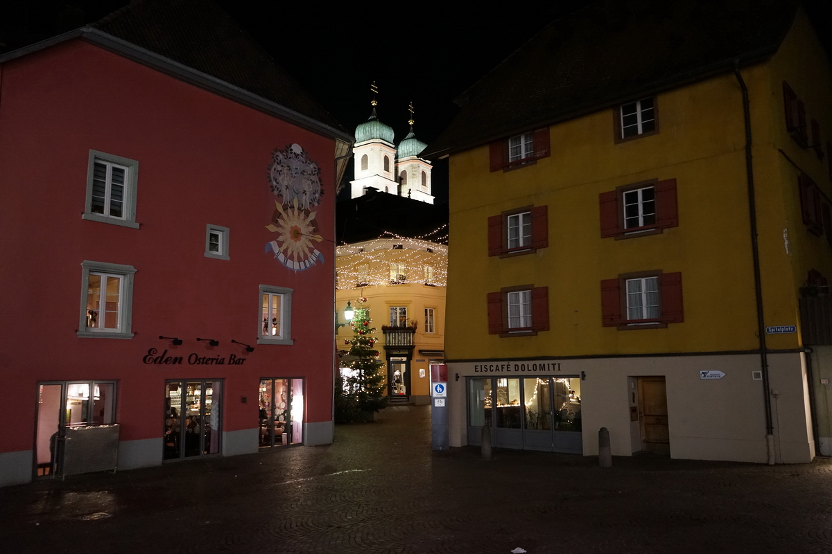 Bad Sckingen - Spitalplatz. Heiligabend 2013 um 19 Uhr. Die Altstadt scheint ausgestorben zu sein. Nur im Restaurant   Eden   sind einige Gste, whrend fast alle anderen Restaurants geschlossen sind. 24.12.2013