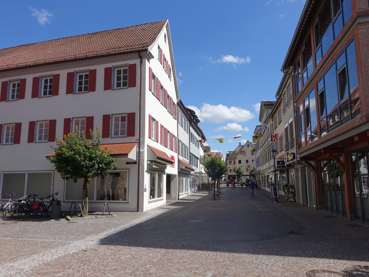 Bad Saulgau, Huser und Geschfte in der Hauptstrae (10.07.2022)