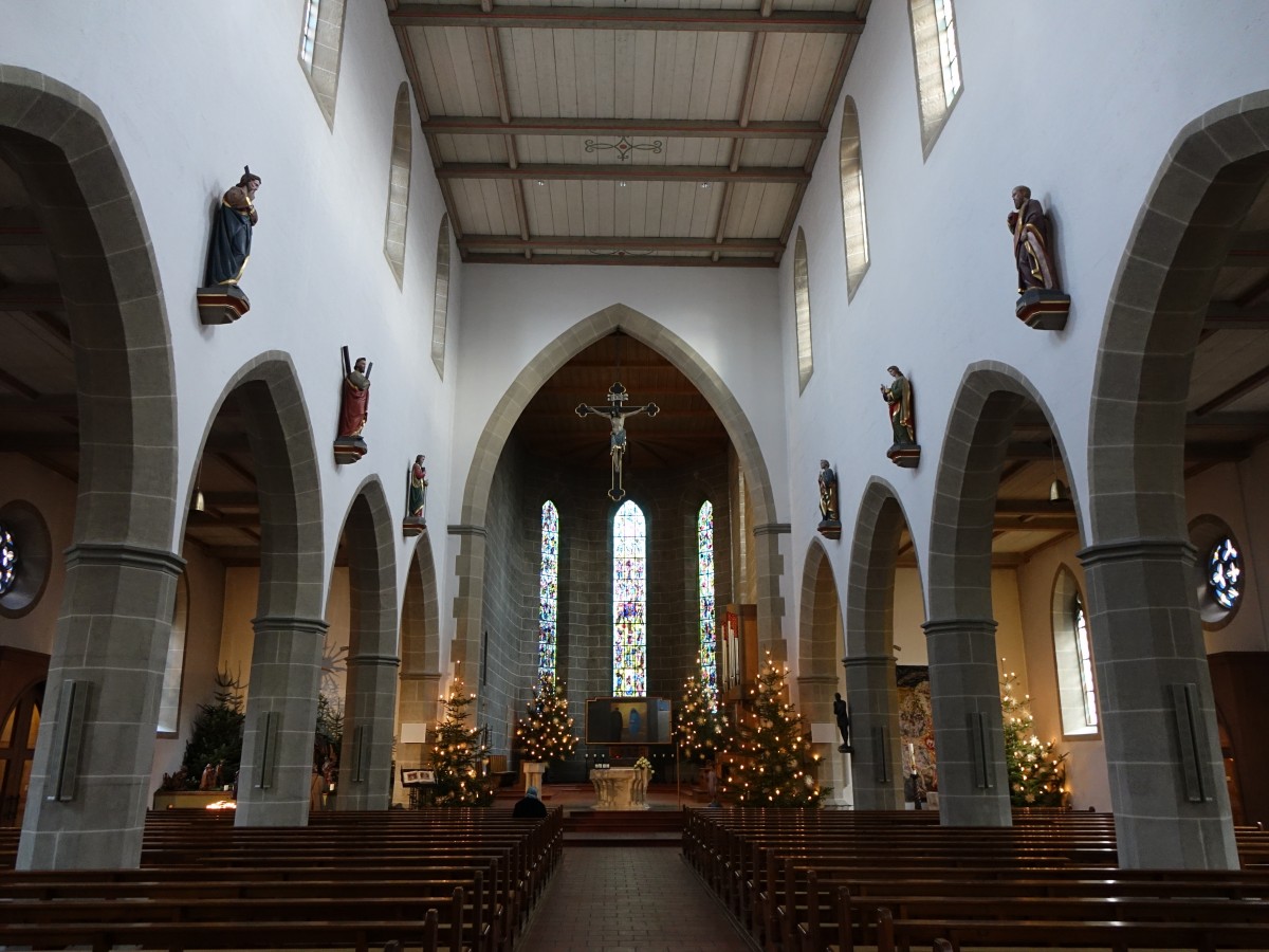 Bad Saulgau, neugotische Ausstattung in der Stadtkirche St. Johannes (24.01.2016)