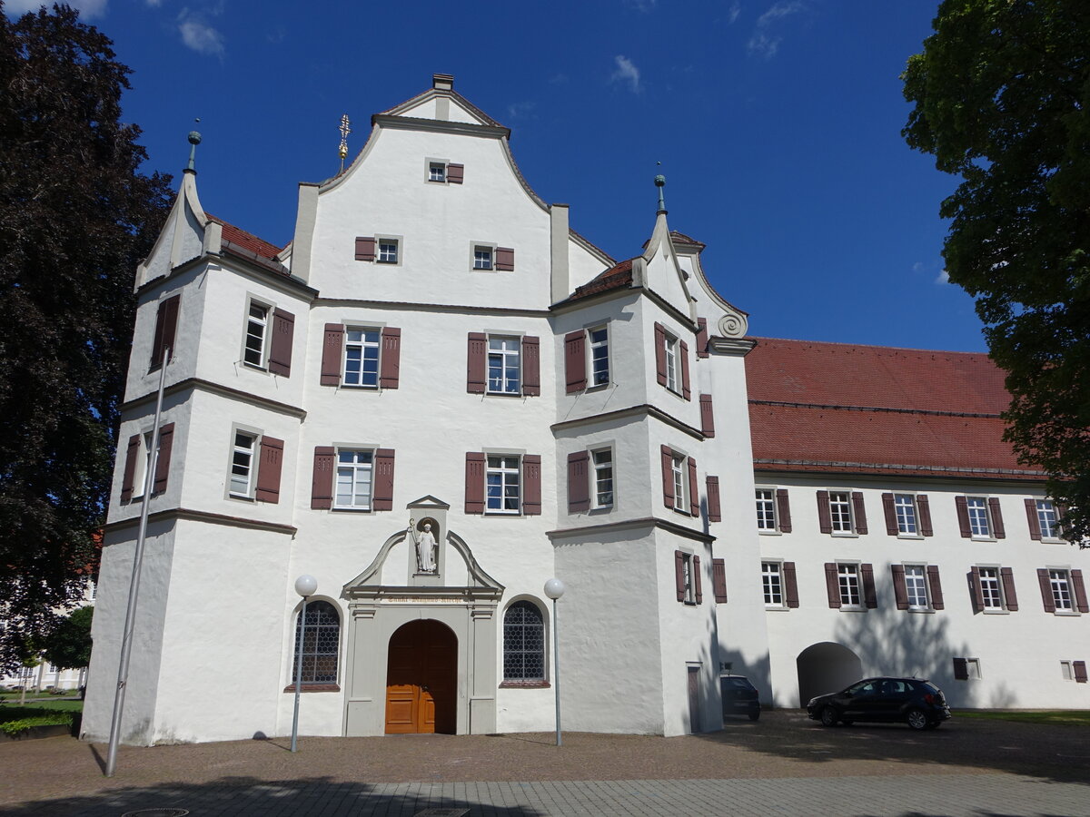 Bad Schussenried, Klosterkirche St. Magnus, dreischiffige romanische Pfeilerbasilika, erbaut ab 1183 (10.07.2022)