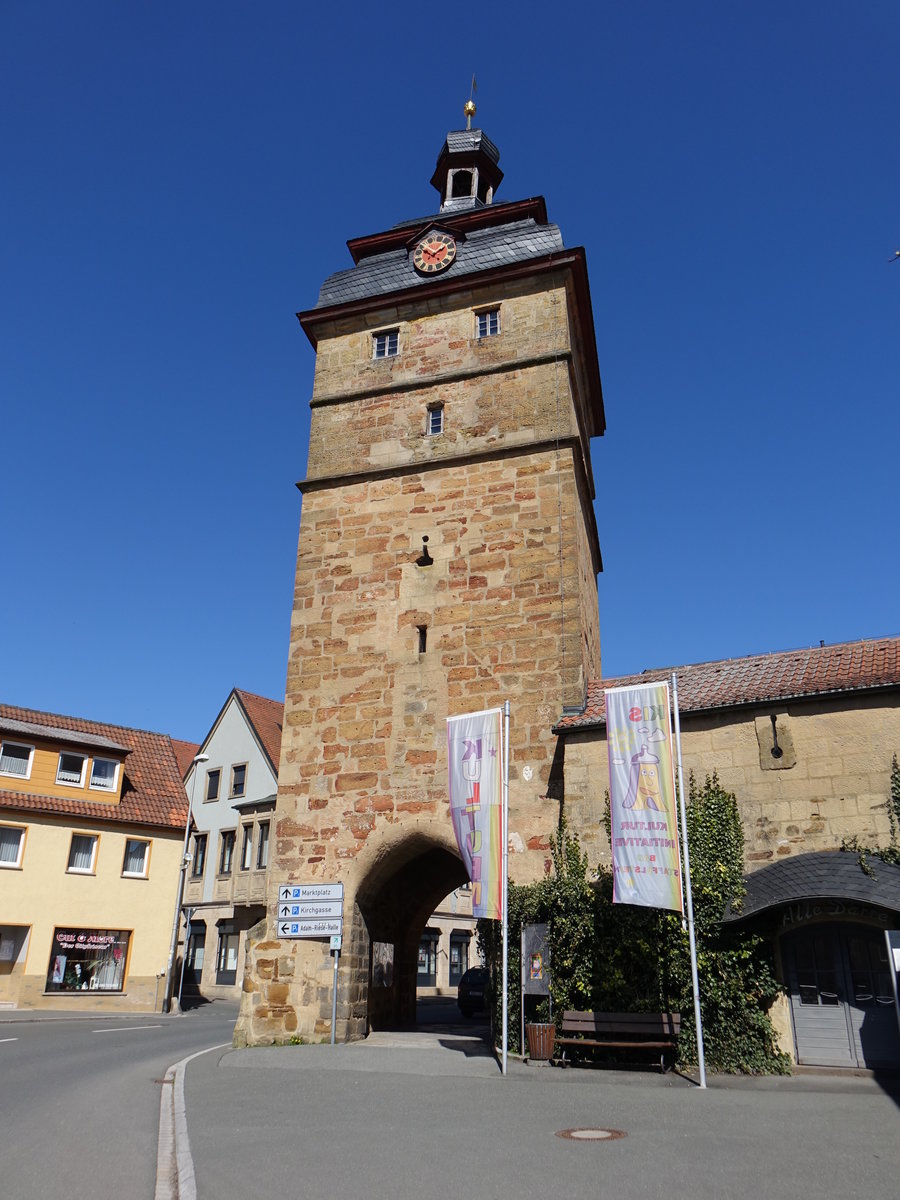 Bad Staffelstein, Bamberger Torturm, Fnfgeschossiger Sandsteinquaderturm mit Mansard-Zeltdach, erbaut im 16. Jahrhundert (07.04.2018)