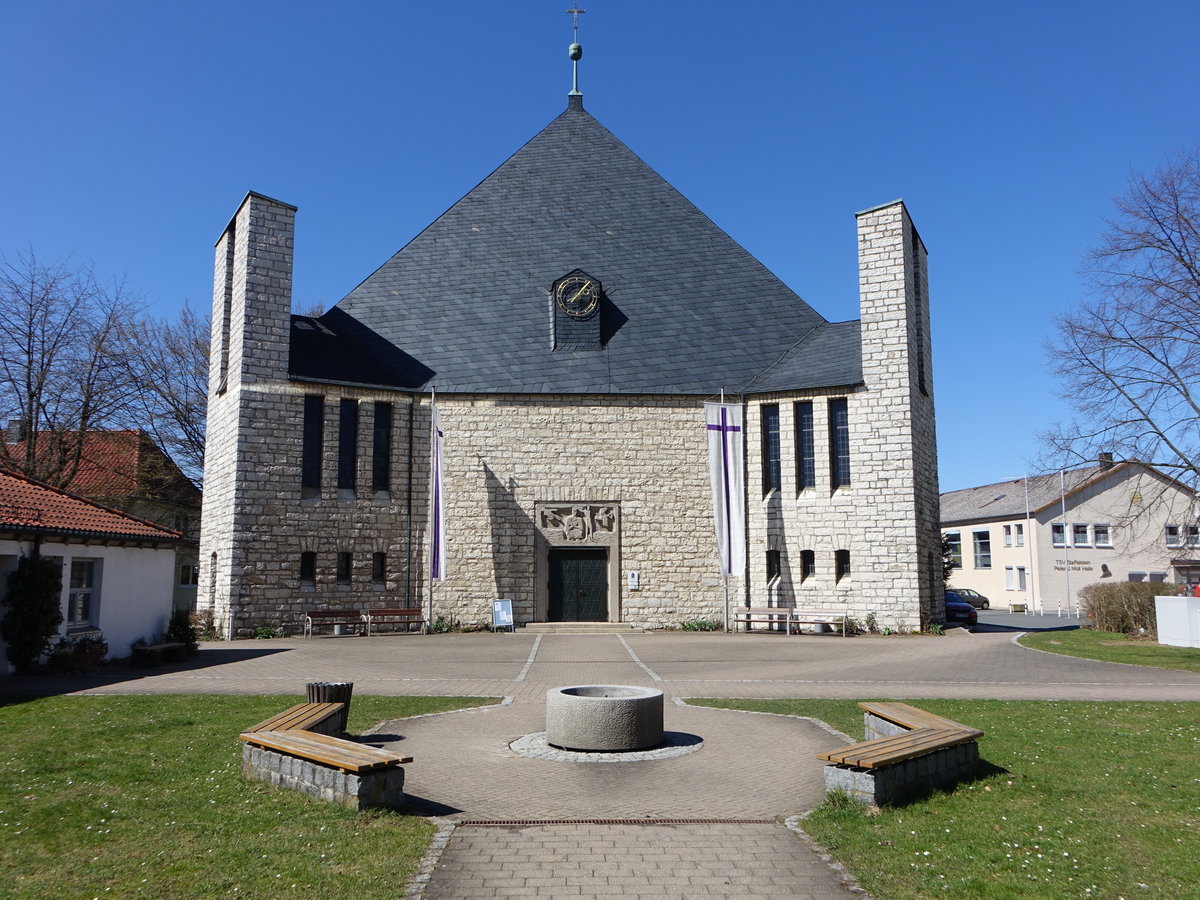 Bad Staffelstein, Ev. Dreieinigkeitskirche, Pyramiddachbau ber dreieckigem Grundriss, erbaut bis 1957 von Karl Pfeiffer-Haardt (07.04.2018)