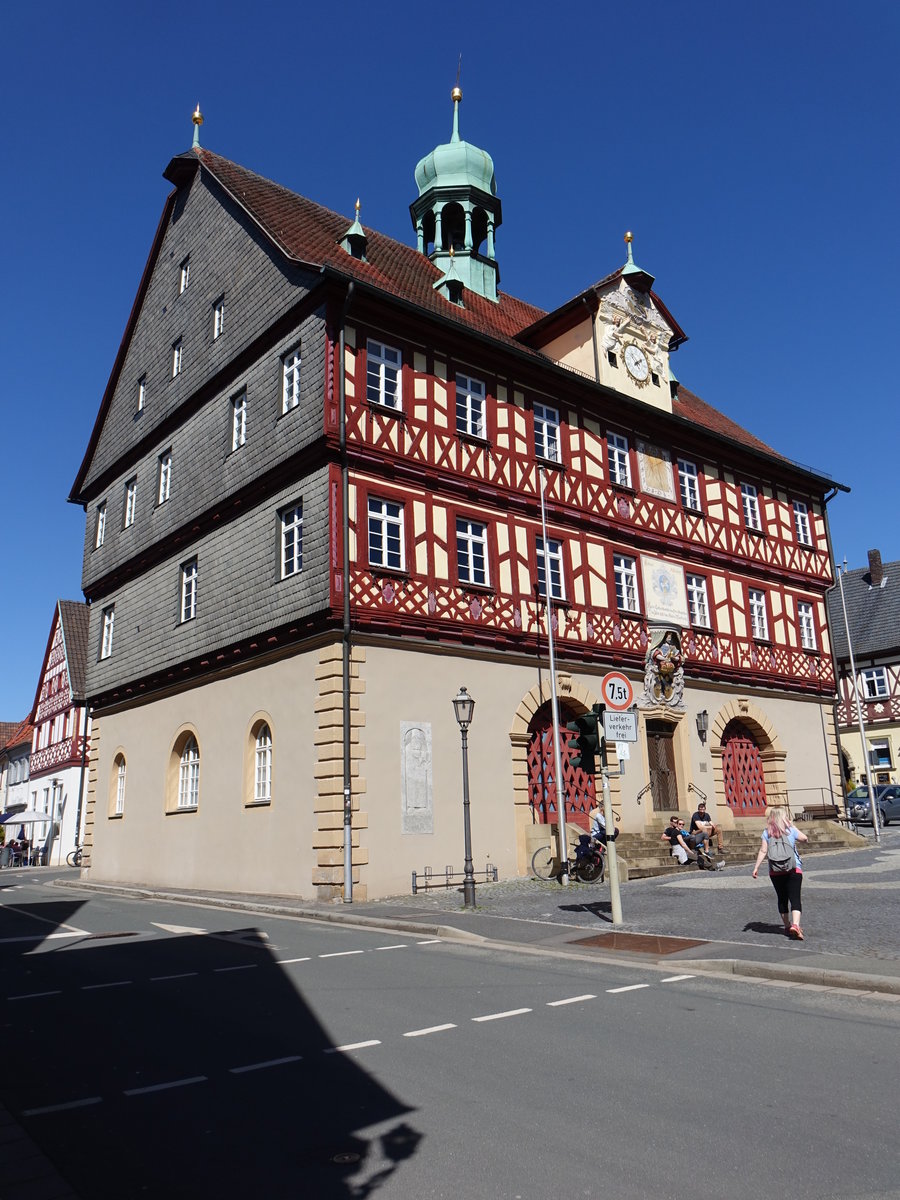 Bad Staffelstein, historisches Rathaus, erbaut von 1685 bis 1687, sptmittelalterliches Erdgeschoss, vorkragende Zierfachwerkobergeschosse (07.04.2018)