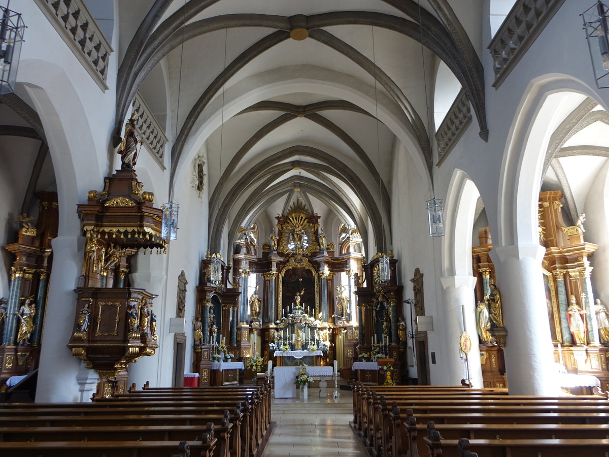 Bad Staffelstein, Mittelschiff mit Kanzel und Hochaltar in der St. Kilian Kirche (07.04.2018)
