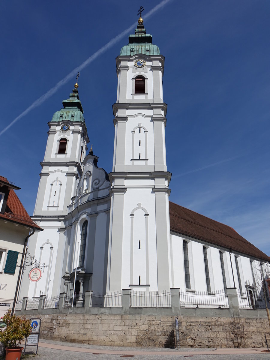 Bad Waldsee, kath. Pfarrkirche St. Peter, ehem. Stiftskirche der Augustiner-Chorherren, barocke Doppelturmfassade erbaut von Jakob Emele, Kirche erbaut 1479, barockisiert ab 1712 (28.03.2021)