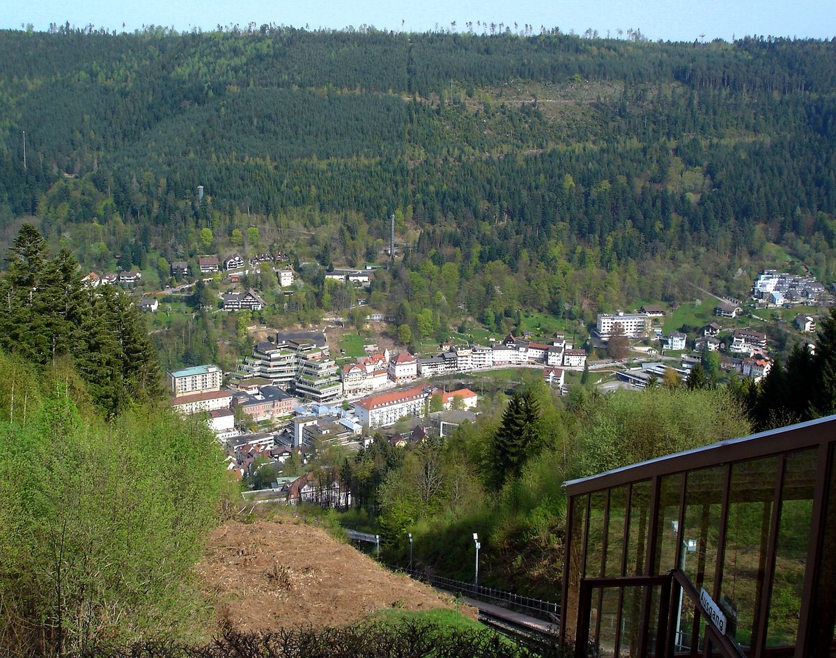 Bad Wildbad, Blick von der Bergstation der Sommerbergbahn auf Kurort im Enztal/Nordschwarzwald, Mai 2006