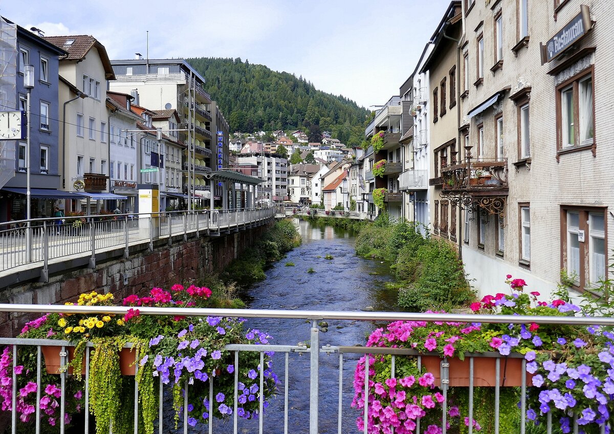 Bad Wildbad, Blick in die K�nig-Wilhelm-Stra�e mit der Gro�en Enz, Sept.2026