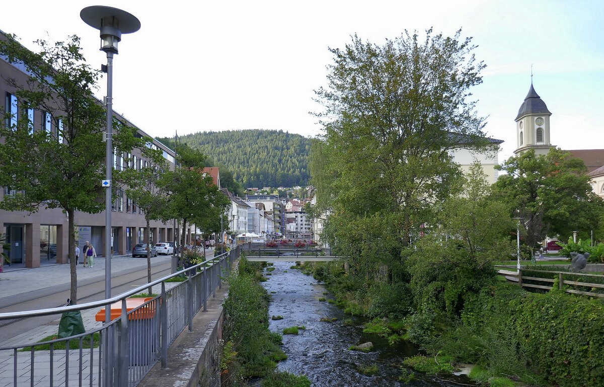 Bad Wildbad, die Enz flu�abw�rts auf dem Weg durch die Stadt, Sept.2�26