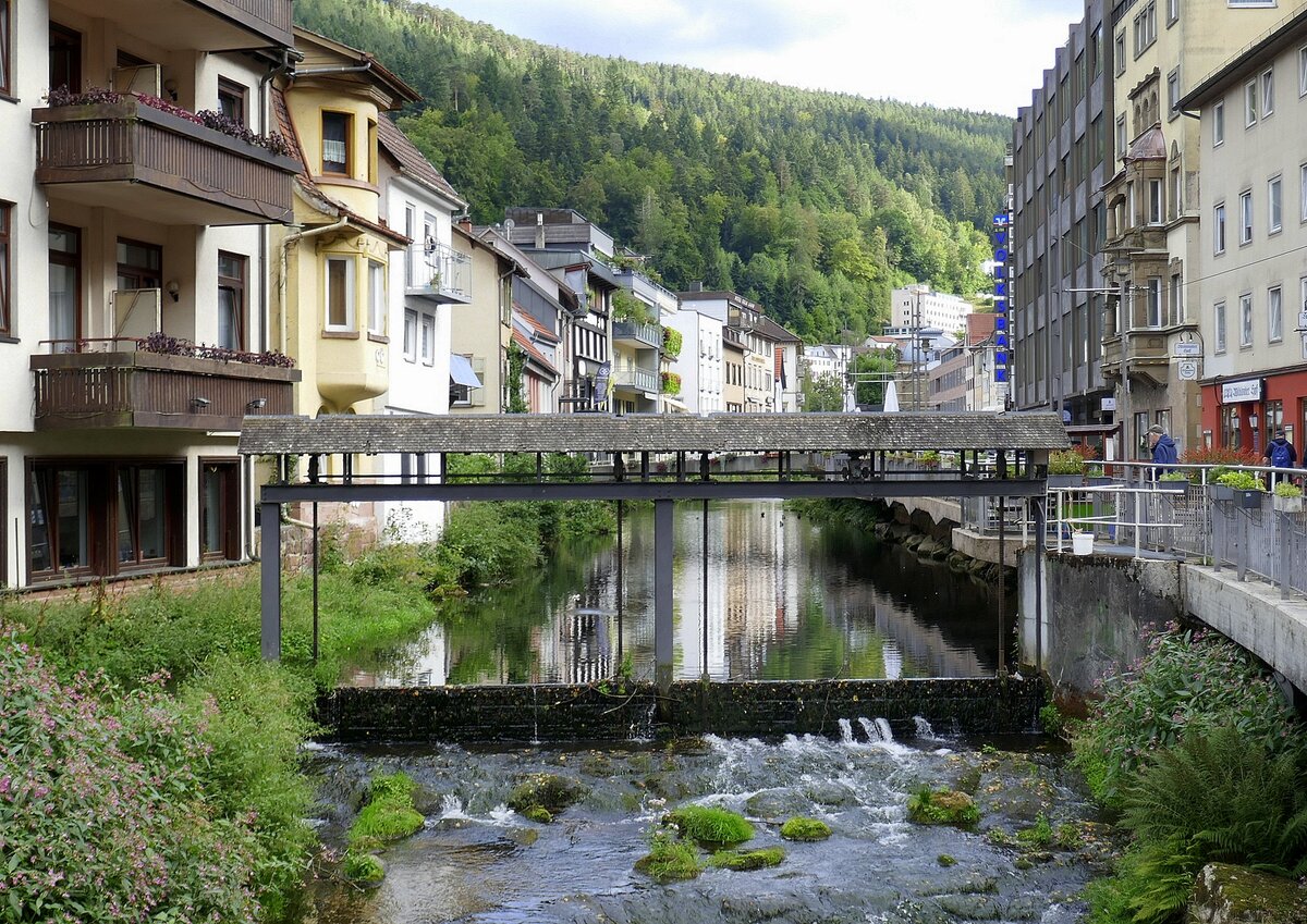 Bad Wildbad, das Enzwehr im Stadtgebiet an der K�nig-Wilhelm-Stra�e. Sept.2026