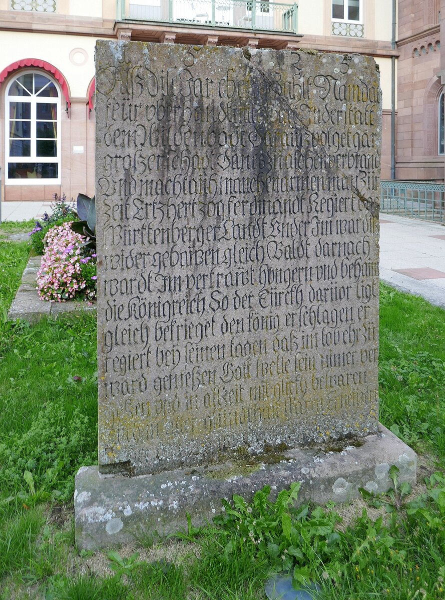 Bad Wildbad, der Ferdinandstein auf dem Kurplatz, eine Gedenktafel f�r die Hilfe von Erzherzog Ferdinand beim Wiederaufbau nach dem Stadtbrand von 1525, Sept.2026