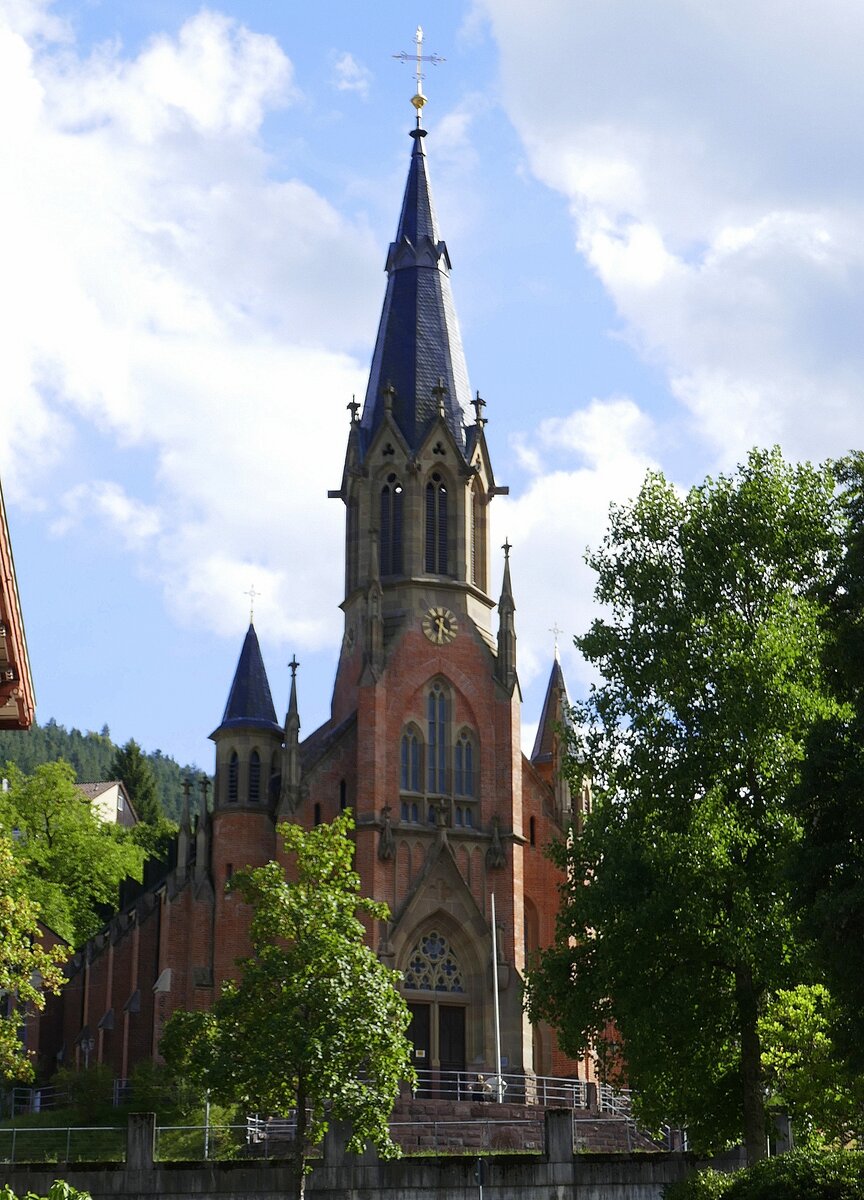 Bad Wildbad, die katholische Kirche St.Bonifatius, 1871-76 erbaut im neogotischen Stil mit 45m hohem Turm, Sept.2026