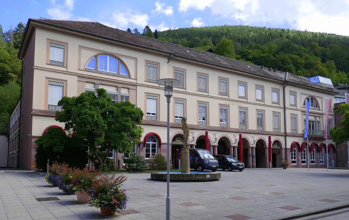 Bad Wildbad im Nordschwarzwald, Blick �ber den Kurplatz zum 1798-90 erbauten K�niglichen Palais, 1840-42 Umbau zum K�niglichen Badhotel, 1960-63 Umbau zum Staatlichen Badhotel, seut 2007 Hotel im Privatbesitz, Sept.2026