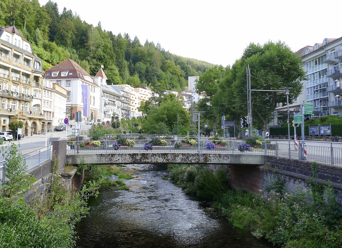Bad Wildbad, viele kleine Br�cken erm�glichen den �bergang �ber die Enz im Stadtgebiet, Sept.2026