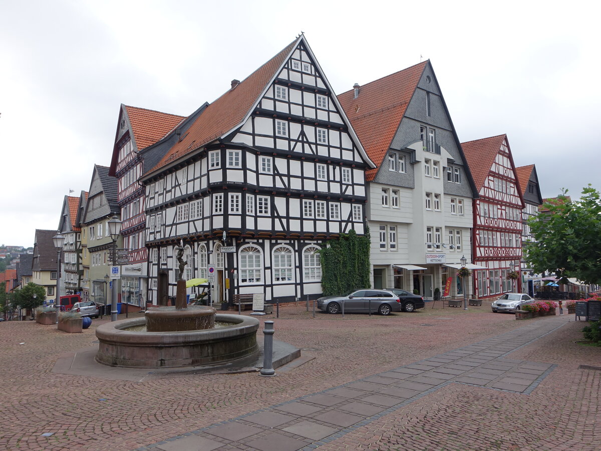 Bad Wildungen, Marktbrunnen und Fachwerkhuser am Markt (05.08.2022)