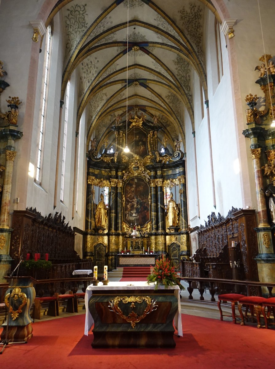 Bad Wimpfen, Hochaltar und Chorgesthl in der Hl. Kreuz Kirche (23.12.2018)