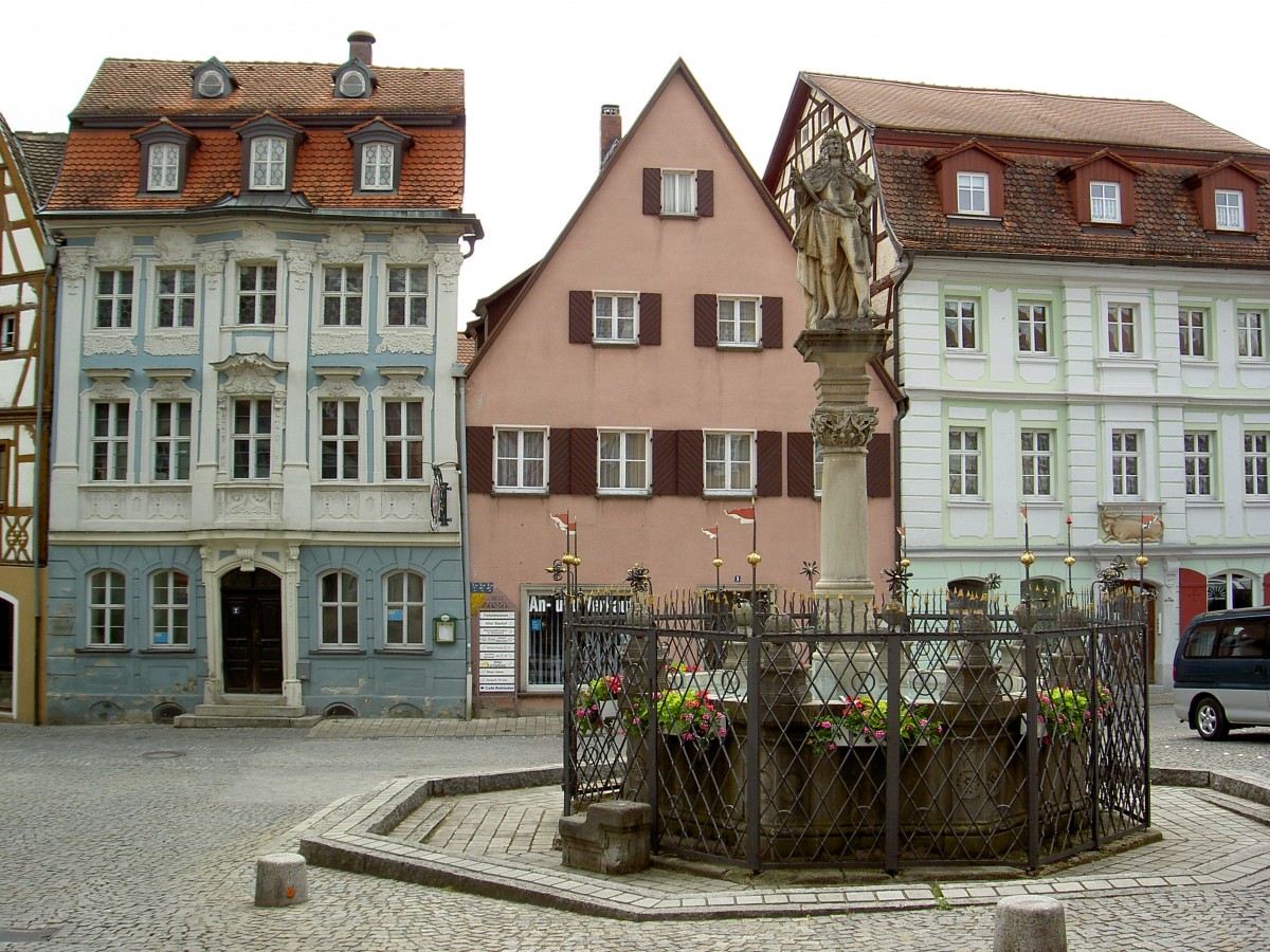 Bad Windsheim, Brunnenanlage von 1572 mit Figur von Kaiser Karl VI, erbaut von Johann Crato und Jobst Jger, Weinmarkt (19.06.2014)