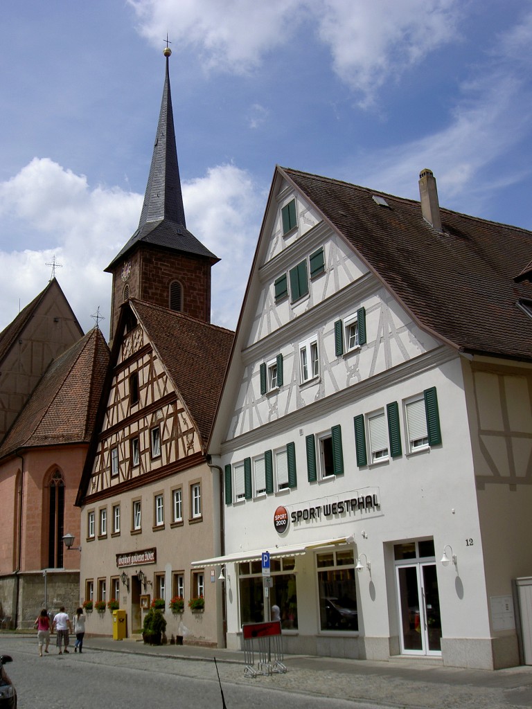 Bad Windsheim, Spitalkirche Hl. Geist und Fachwerkhuser an der Rothenburger Strae (19.06.2014)