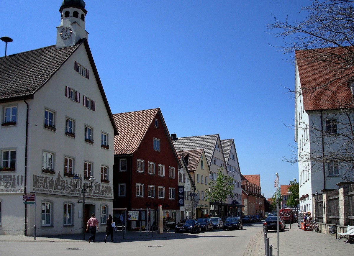 Bad Wurzach, die Marktstrae mit dem Rathaus, ganz links, Mai 2008