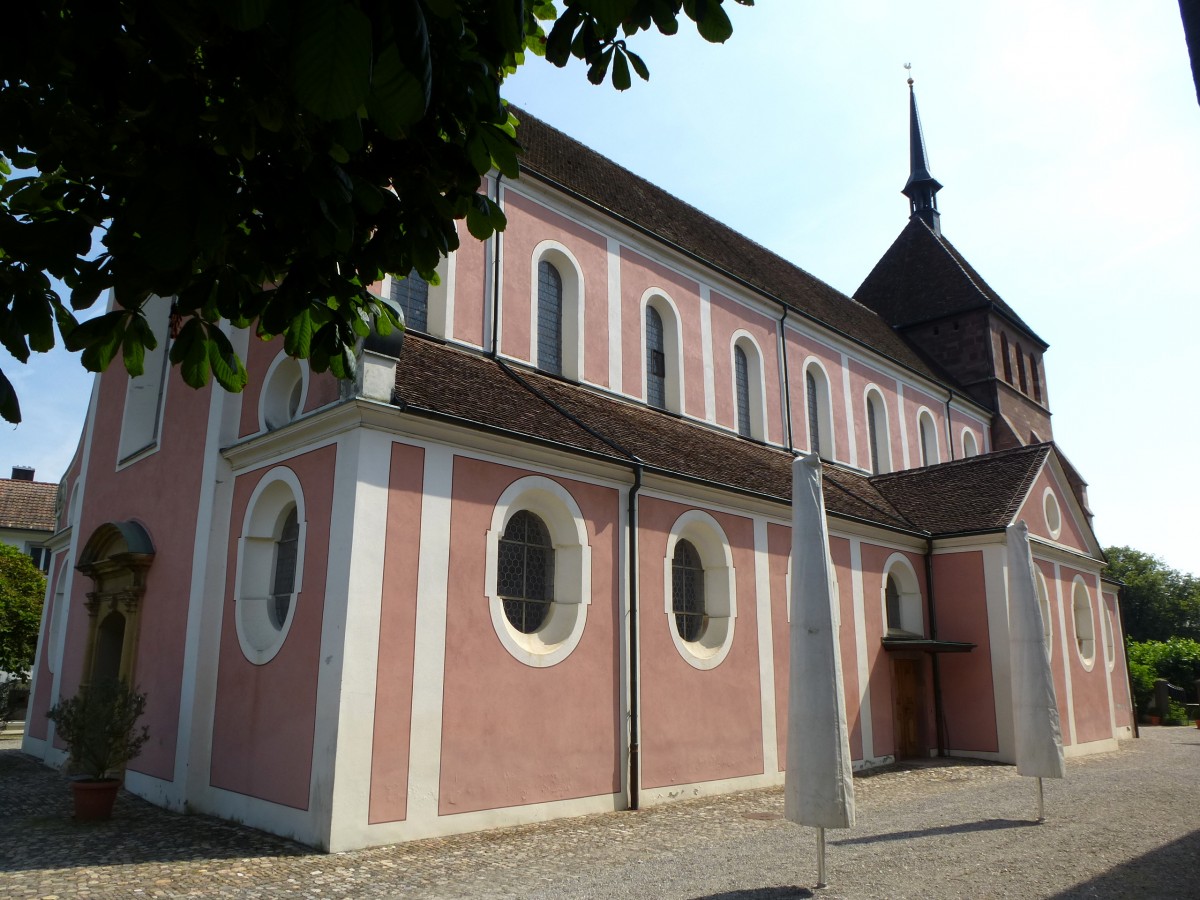 Bad Zurzach, das St.Verena Mnster, die Pfarrkirche des Ortes, das Langhaus stammt aus dem 11.Jahrhundert, der Turm von 1347, wurde 1733 durch Baumeister Bagnato barockisiert, Juli 2013