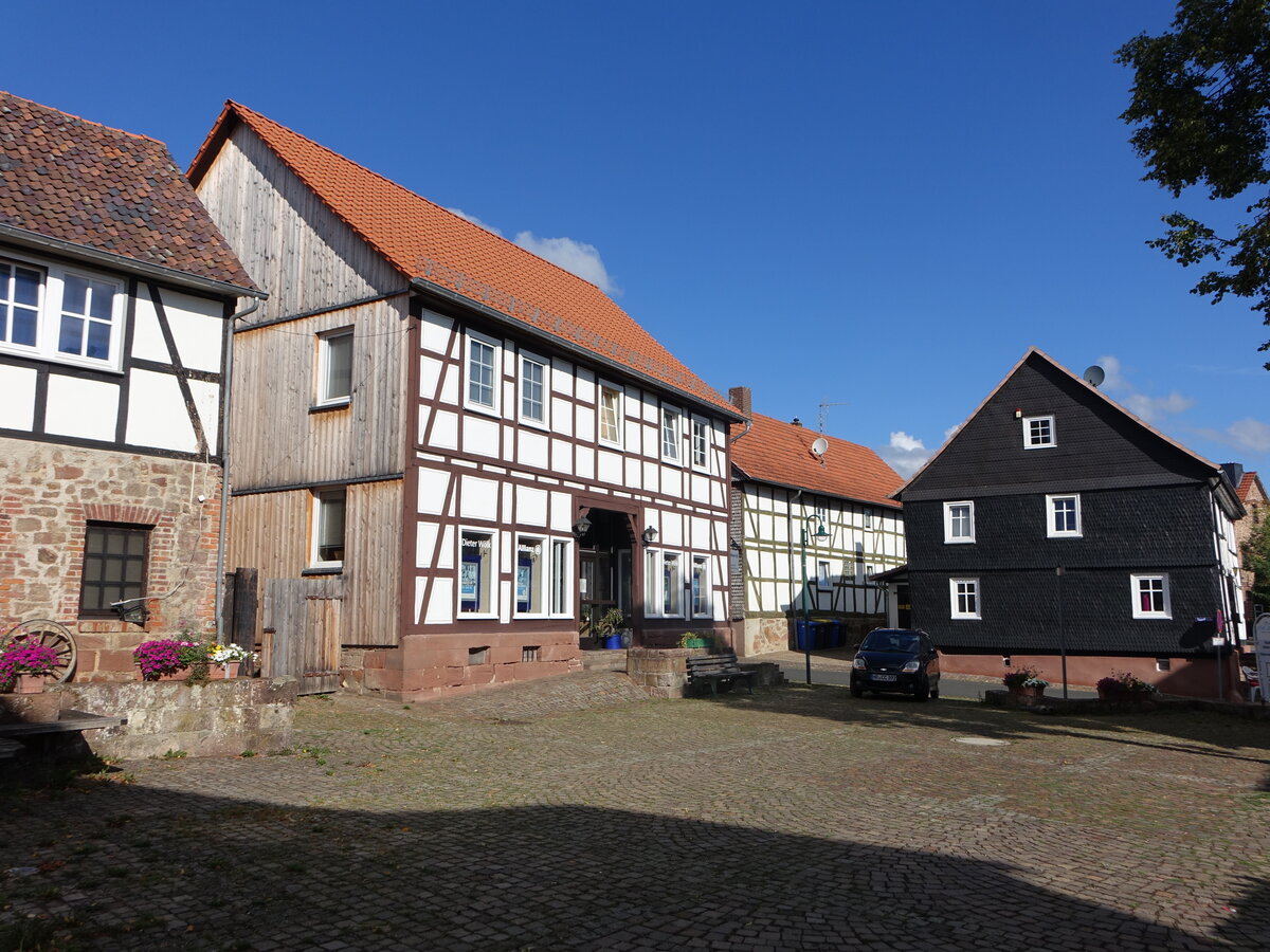 Bad Zwesten, Fachwerkhuser in der Ringstrae (06.08.2022)