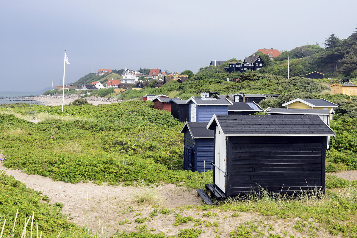 Badehser am Strand voir Tisvildeleje. Im Hintergrund ist der Badeort Tisvildeleje zu sehen. Aufnahme: 21. Juni 2023.