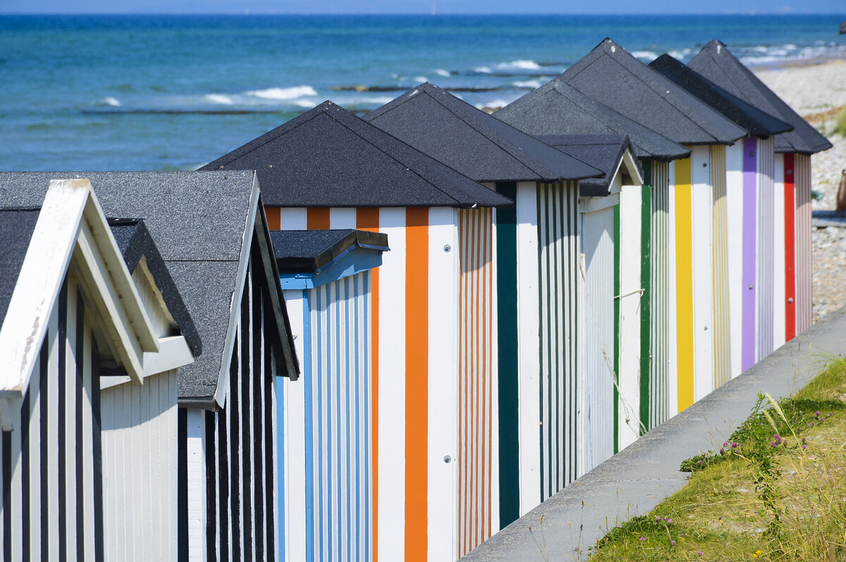 Badehuser am Strand von Rgeleje in Nordseeland. Aufnahme: 22. Juni 2023.