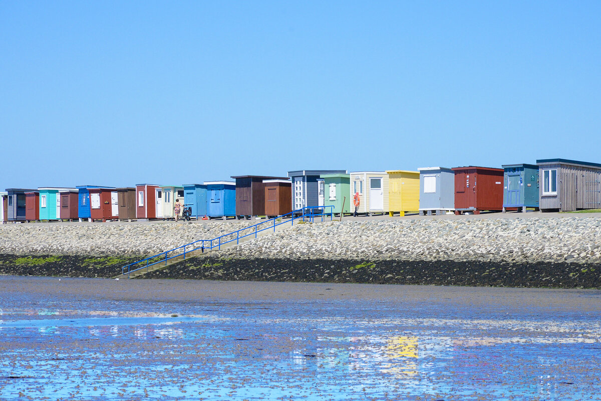 Badehuser bei Dagebll am Nordfriesischen Wattenmeer. Aufnahme: 1. Juli 2025.