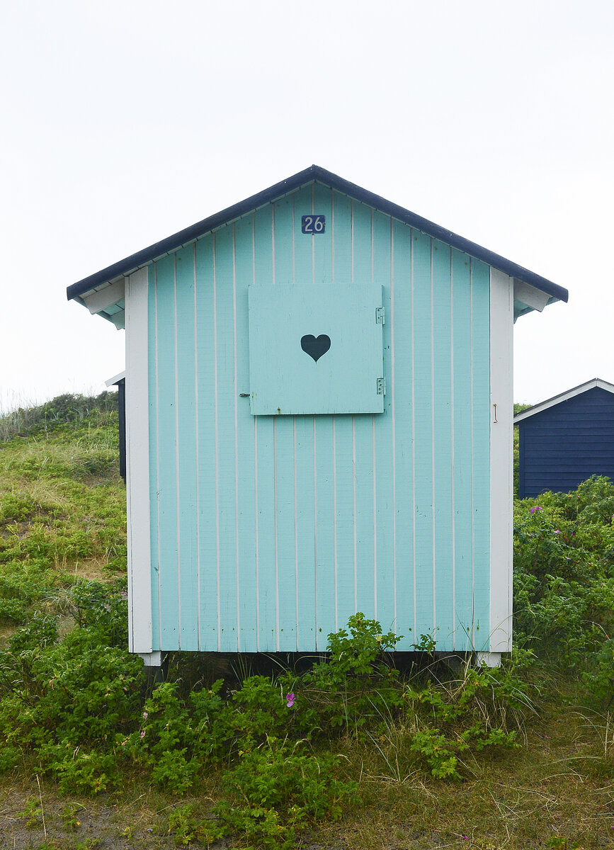 Badehaus am Strand vor Tisvildeleje auf Nordseeland. Aufnahme: 21. Juni 2023.