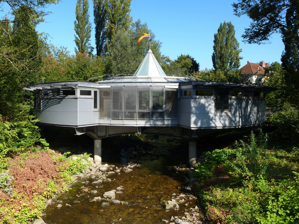 Baden-Baden, der auffllig moderne Bau ber der Oos beherbergt die Touristeninformation, Sept.2015