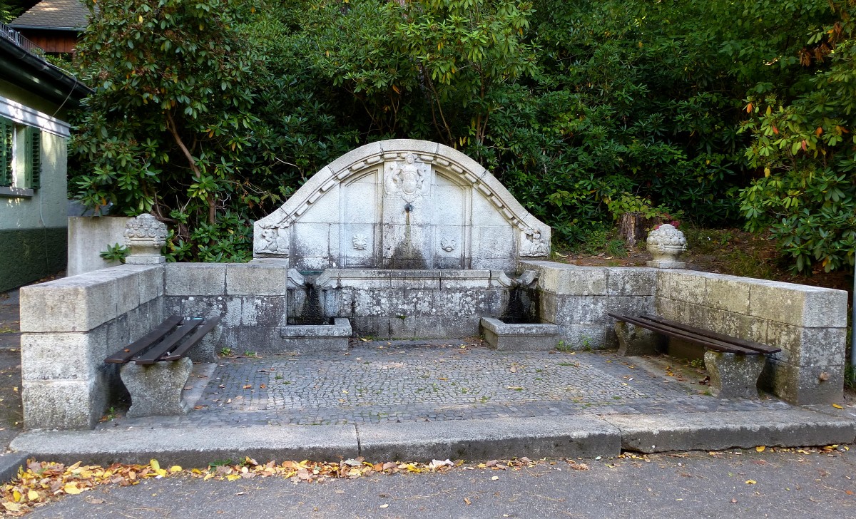 Baden-Baden, die Brunnenanlage an der Talstation der Merkurbahn, Sept.2015
