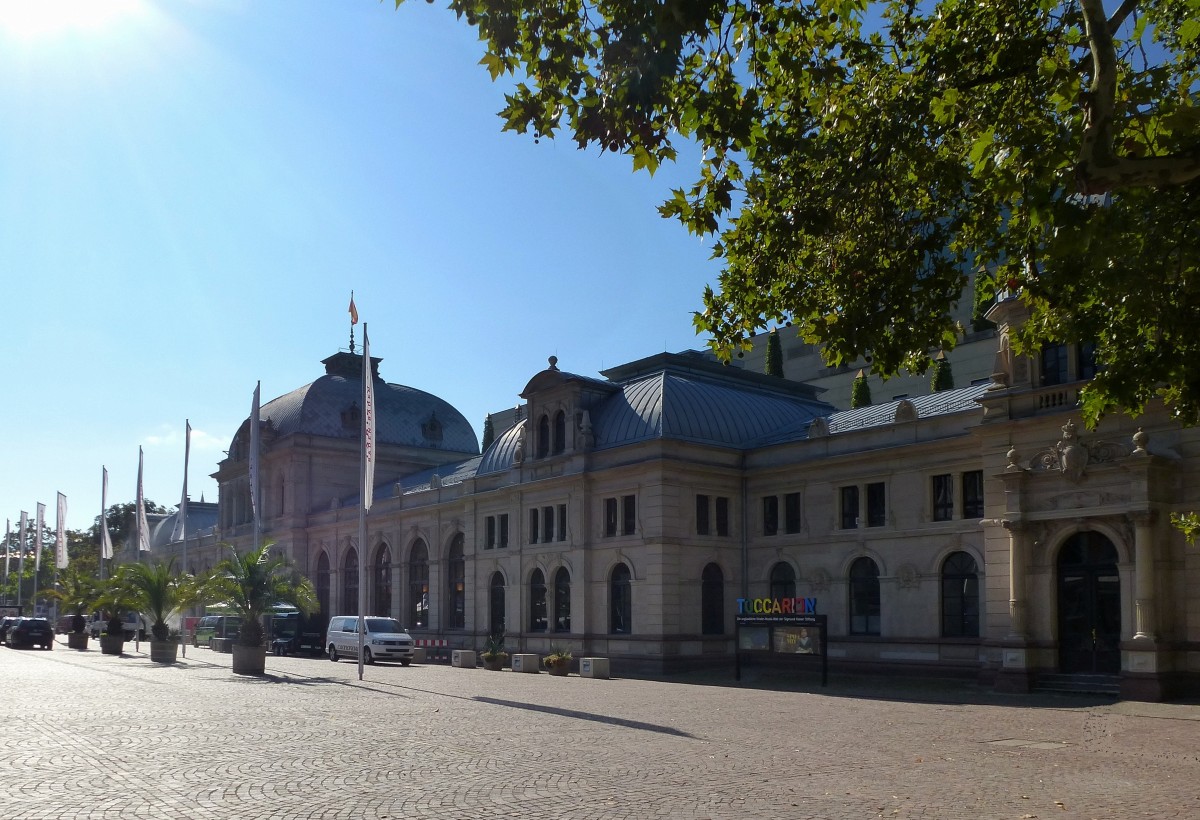 Baden-Baden, das ehemalige Bahnhofsgebude im Neorenaissancestil, erbaut 1895 war bis 1977 in Betrieb, dient seit 1998 als Empfangsgebude des neuerbauten Festspielhauses, Sept.2015