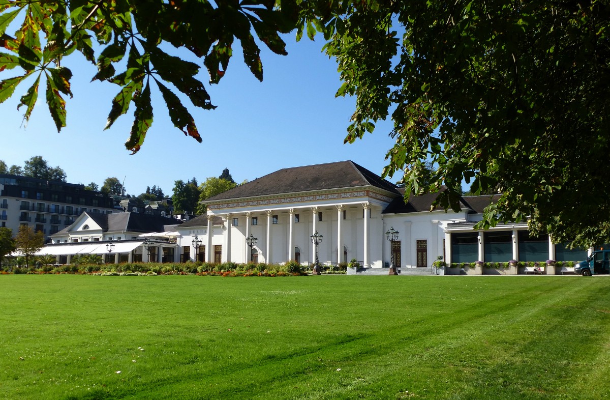 Baden-Baden, das Kurhaus aus dem 19.Jahrhundert, entworfen von Friedrich Weinbrenner, schliet den Kurpark nach Westen ab, beherbergt u.a. das weltberhmte Spielcasino, Sept.2015