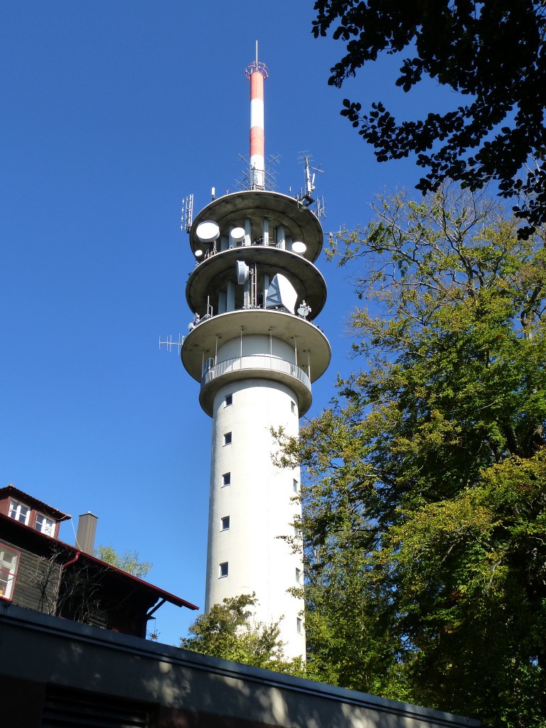 Baden-Baden, der Sende-und Aussichtsturm auf dem 525m hohen Fremersberg, der 1961 erbaute Turm ist 85m hoch, Sept.2015