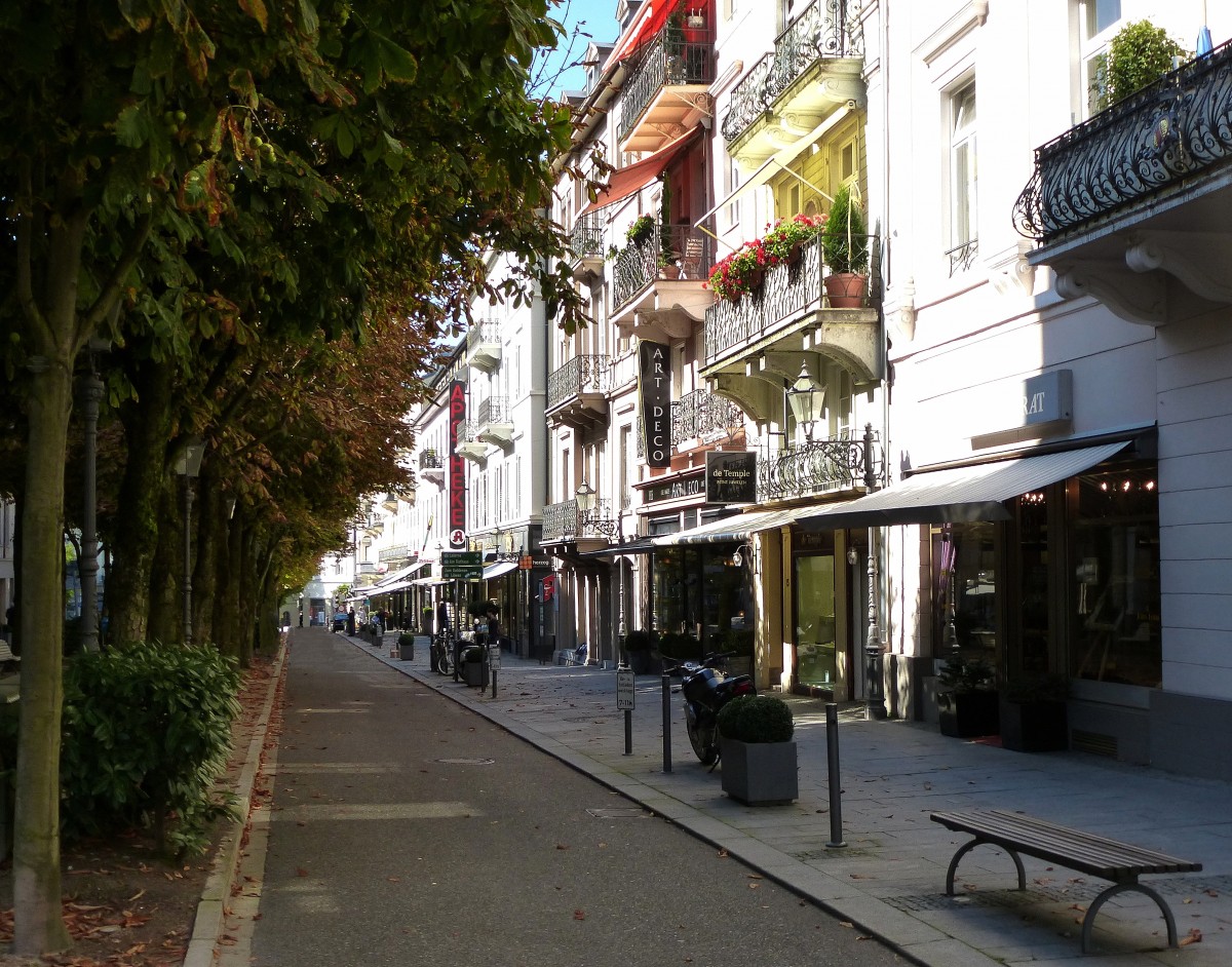 Baden-Baden, die Sophienstrae, eine Kastanien bestandene Einkaufstrae in der Altstadt, Sept.2015