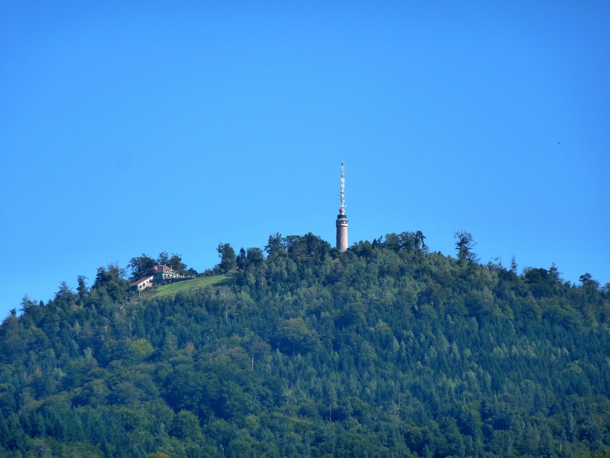 Baden-Baden, Teleblick vom OT Lichtenberg zum 668m hohen Merkur, dem Hausberg von Baden-Baden, mit Sende-und Aussichtsturm, links die Bergstation der Standseilbahn und das Restaurant, Sept.2015