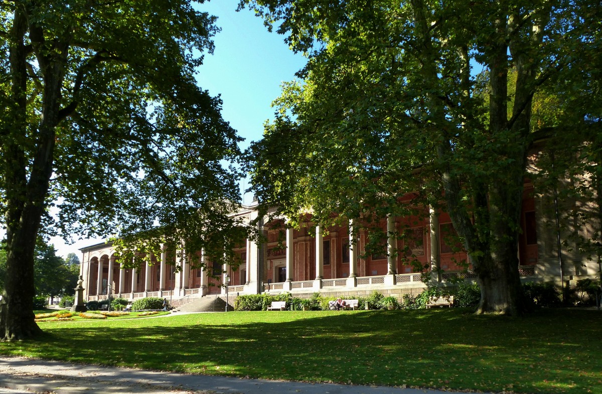 Baden-Baden, die Trinkhalle, erbaut 1839-42 vom Weinbrennerschler Heinrich Hbsch, 16 korinthische Sulen sttzen die 90m lange offene Wandelhalle mit 14 groen Wandbildern, Sept.2015