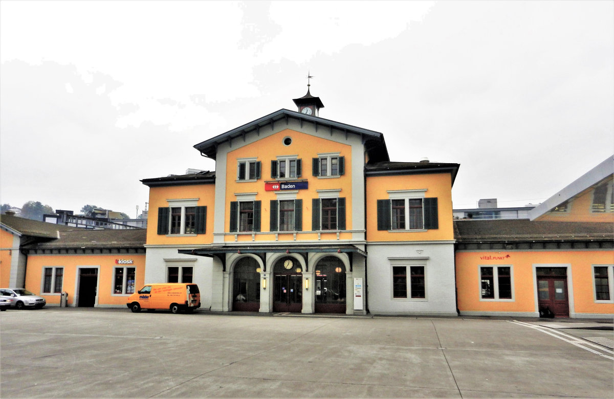 Baden, Bahnhofgebude, erffnet am 9. August 1847. Einer der ltesten Bahnhfe der Schweiz, welches im Originalzustand erhalten geblieben ist - 09.10.2013