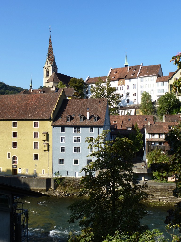 Baden im Kanton Aargau, Blick ber die Limmat zur Altstadt mit der gotischen Stadtpfarrkirche Maria Himmelfahrt von 1460, Sept.2015