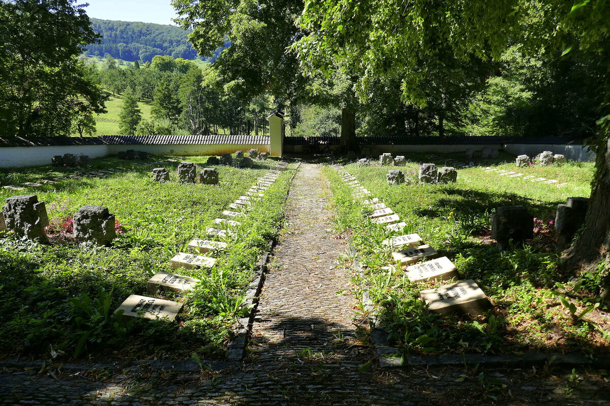 Badenweiler, die 1950-51 errichtete Kriegsgrbersttte erinnert an die Opfer der Weltkriege, Aug.2023