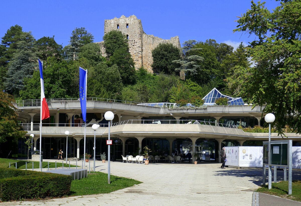 Badenweiler, die Burgruine, davor das Kurhaus, beherbergt u.a. div.Geschfte, Restaurant und einen groen Saal fr Veranstaltungen und Konzerte, Sept.2021