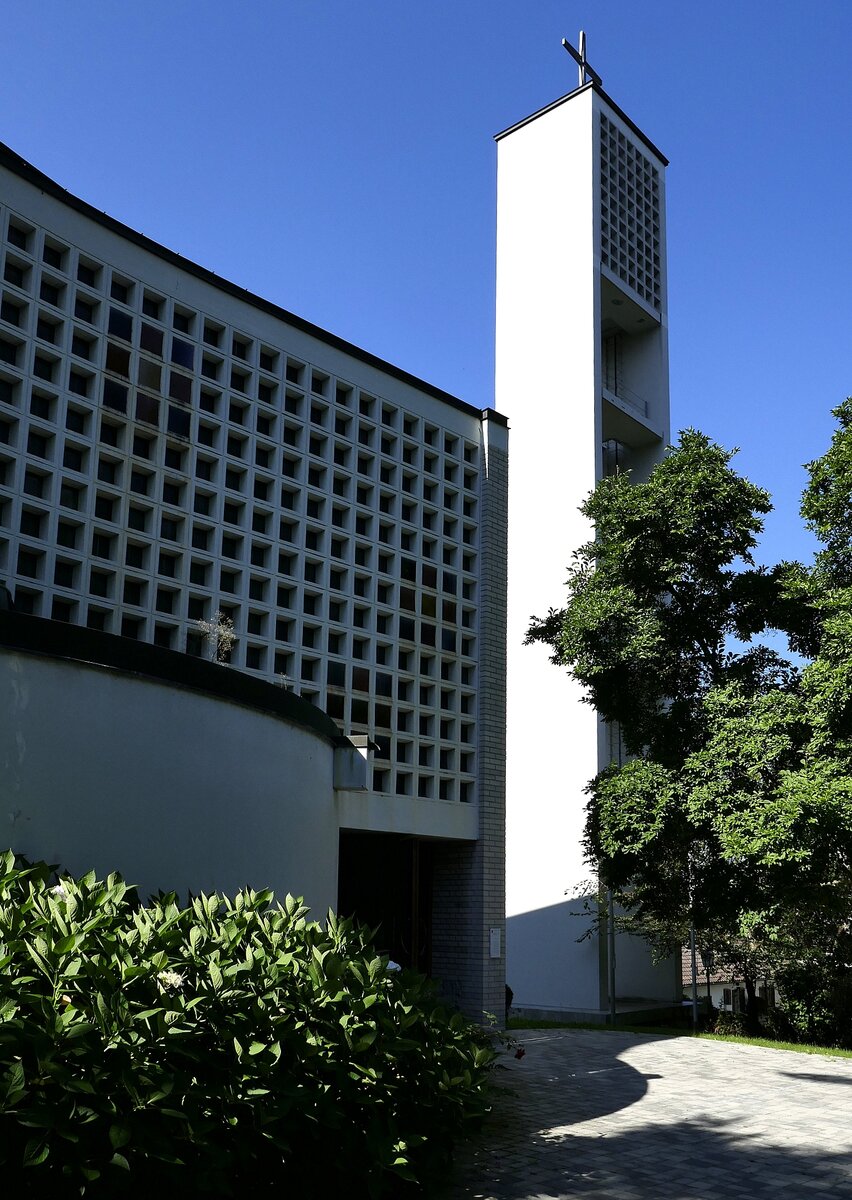 Badenweiler, der freistehende Glockenturm der St.Peter-Kirche, vier Bronzeglocken hngen im 33m hohen Turm, Sept.2021