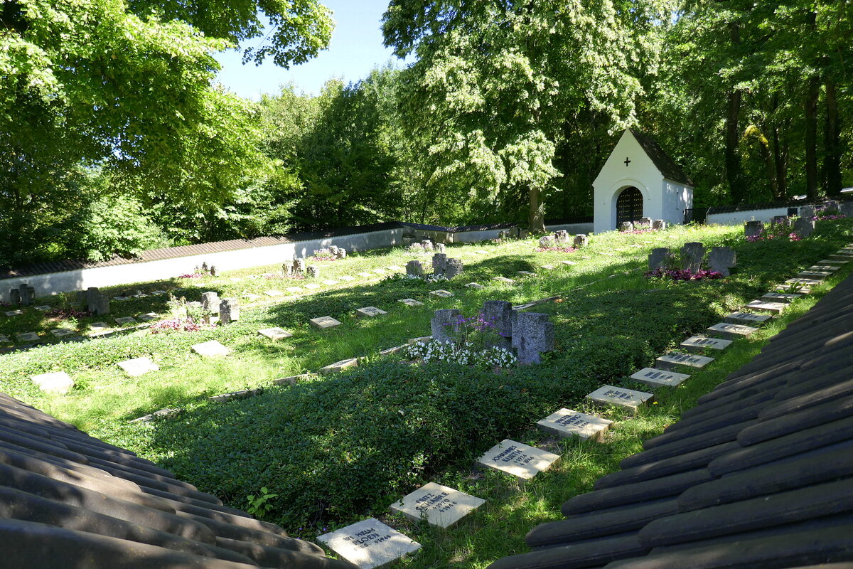 Badenweiler, die Kriegsgrbersttte auerhalb des Ortes, angelegt 1950-51, Aug.2023