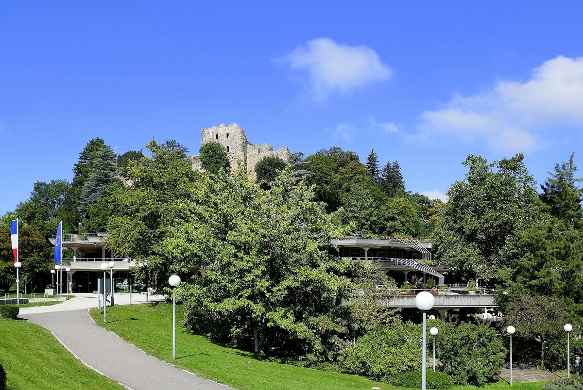 Badenweiler im Markgrflerland, das Kurhaus mit der Burgruine, Sept.2021