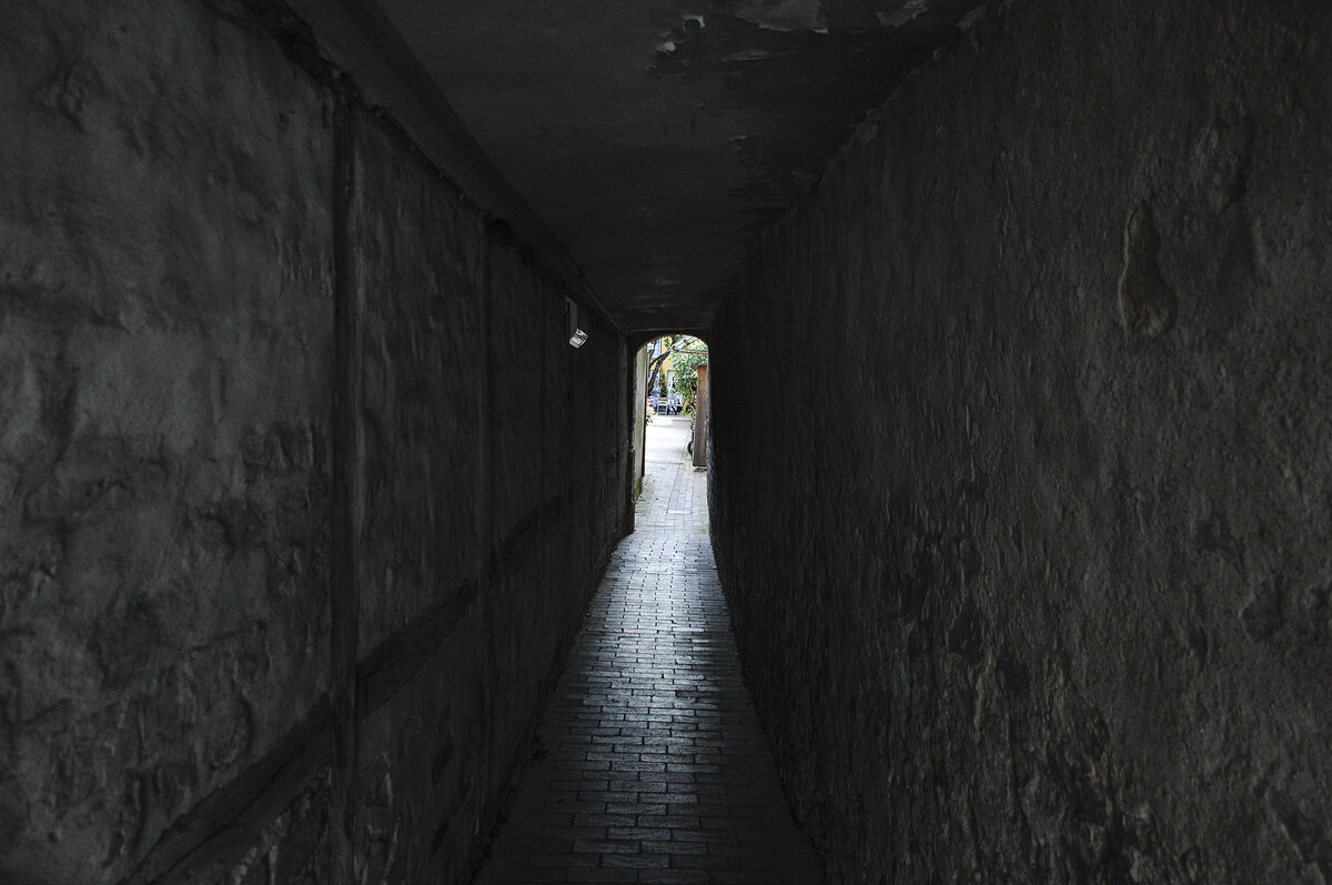 Bcker-Gang an der Lbecker Glockengieerstrae. Der gang ist ffentlich zugnglich, nachts allerdings geschlossen. Aufnahme: 21. August 2021.