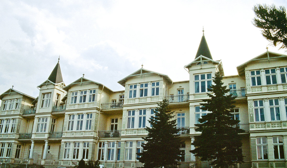 Bderarchitektur aus der Kaiserzeit in Ahlbeck auf der Insel Usedom. Bild vom Dia. Aufnahme: Juli 2001.