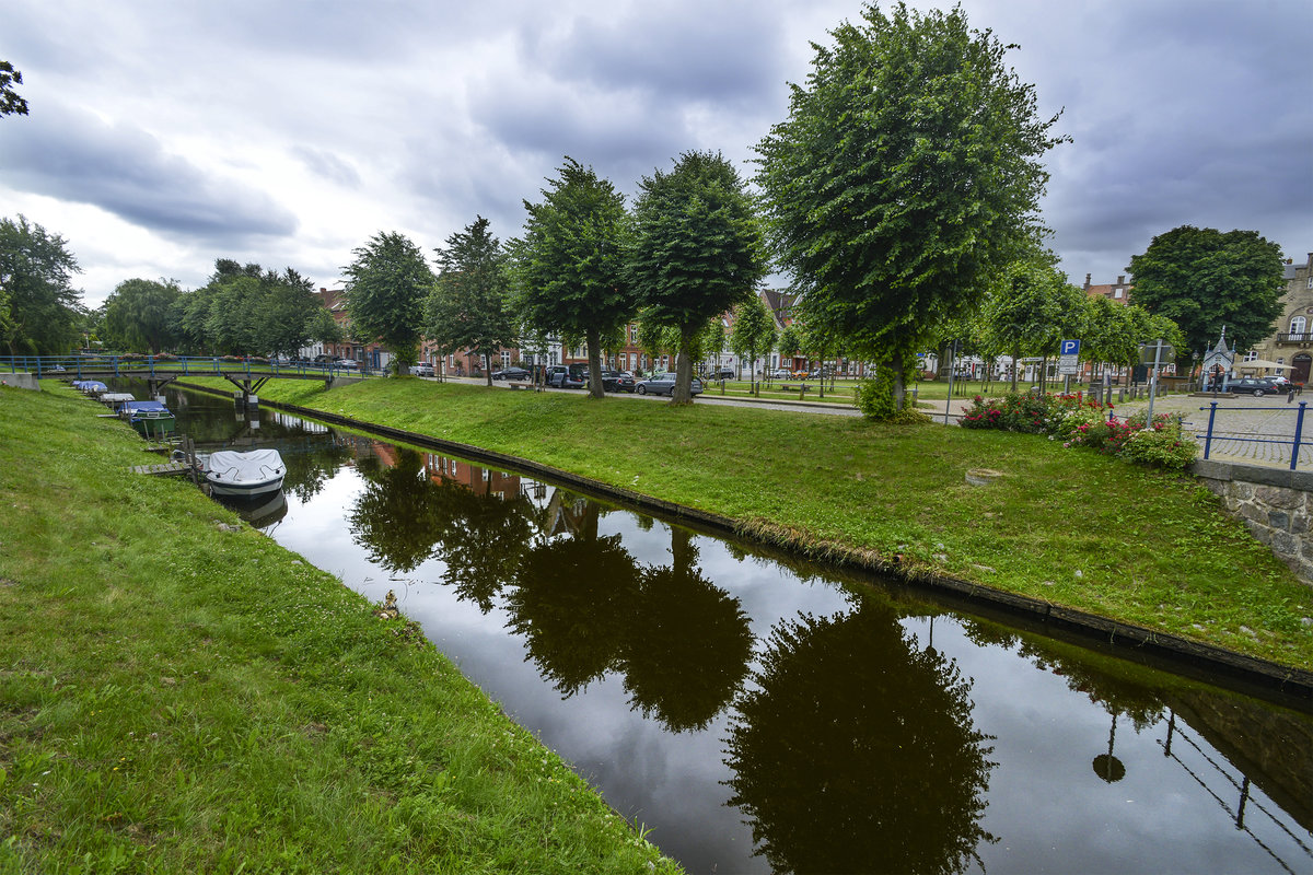 Bume am Mittelburgwall in der Hollnderstadt Friedrichstadt. Aufnahme: 9. Juli 2019.