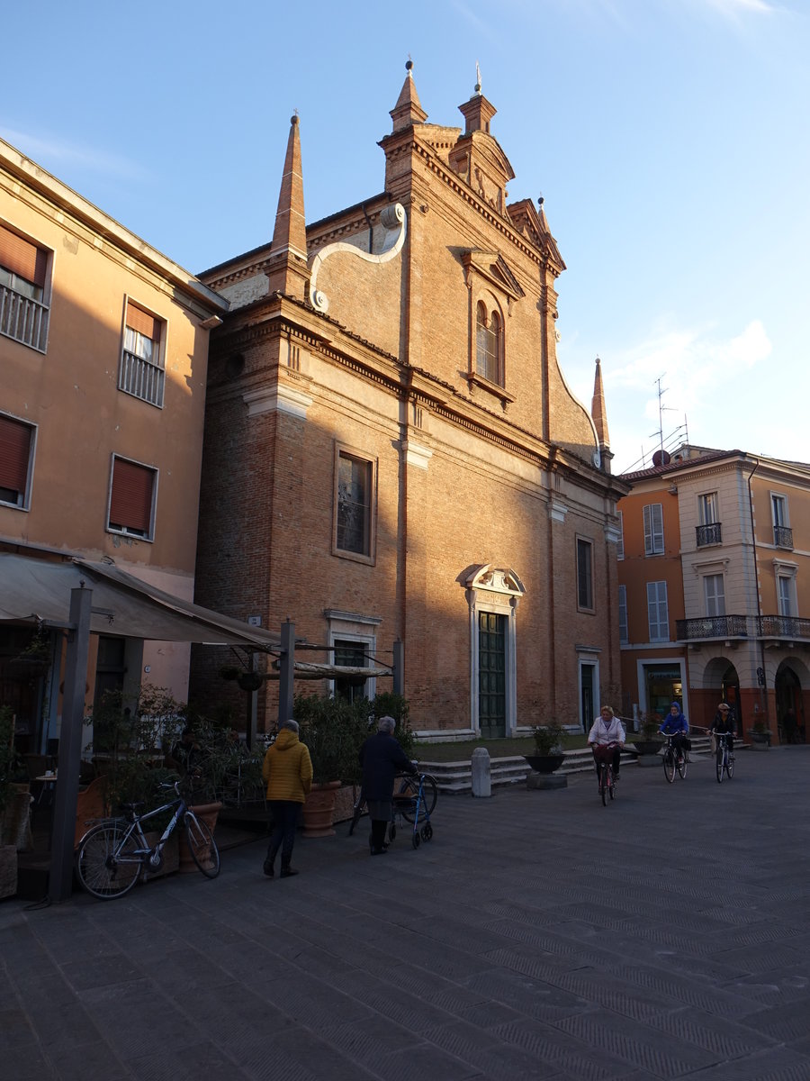 Bagnacavallo, Pfarrkirche San Michele an der Via Mazzini, erbaut im 15. Jahrhundert, barocke Fassade von 1622 (31.10.2017)