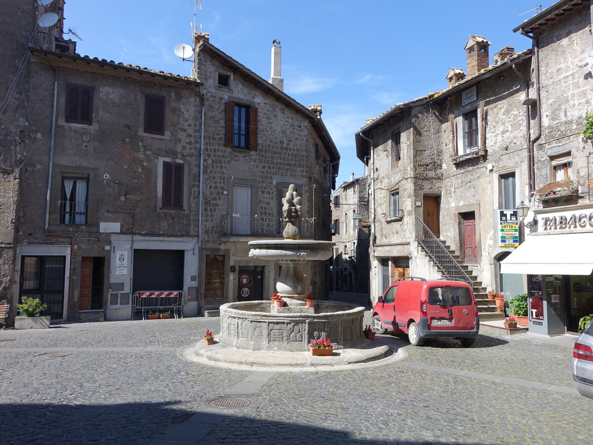 Bagnaia, Brunnen und Huser in der Via Forno di Sotto (24.05.2022)