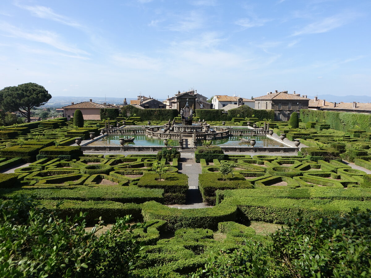 Bagnaia, Grten der Villa Lante mit quadratischer Brunnenanlage (24.05.2022)